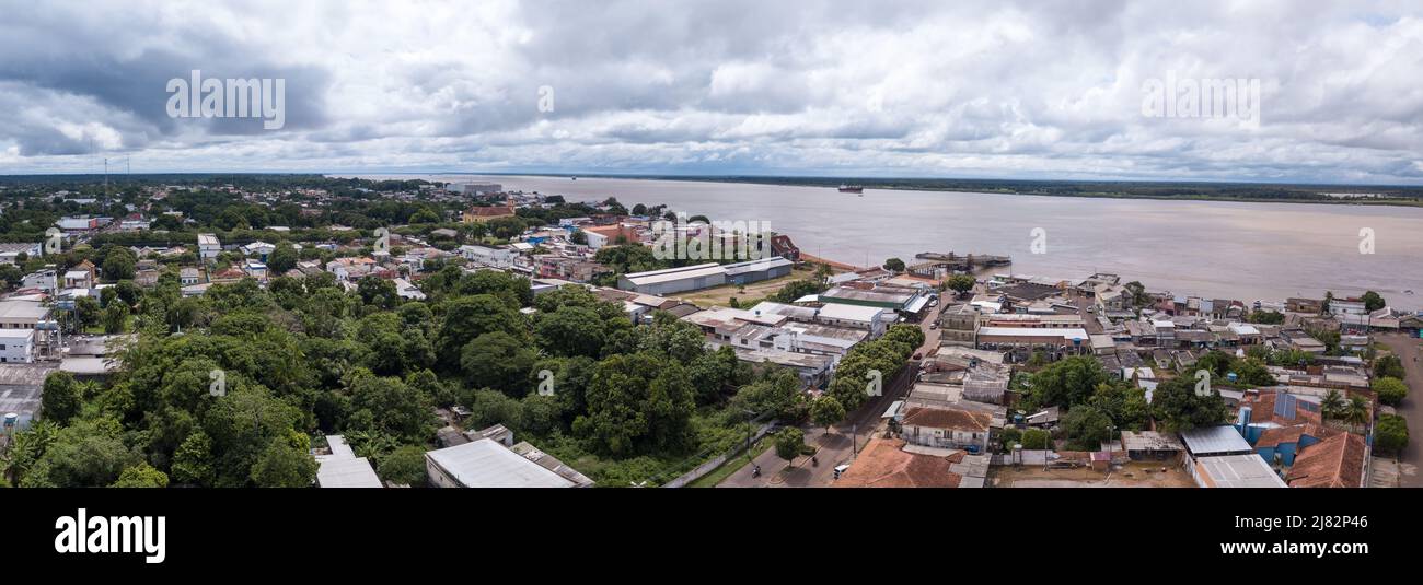 Magnifique vue aérienne de drone sur la rivière Amazonas et la ville d'Itacoatiara dans la forêt amazonienne, Brésil. Environnement, écologie, concept de paysage urbain. Banque D'Images