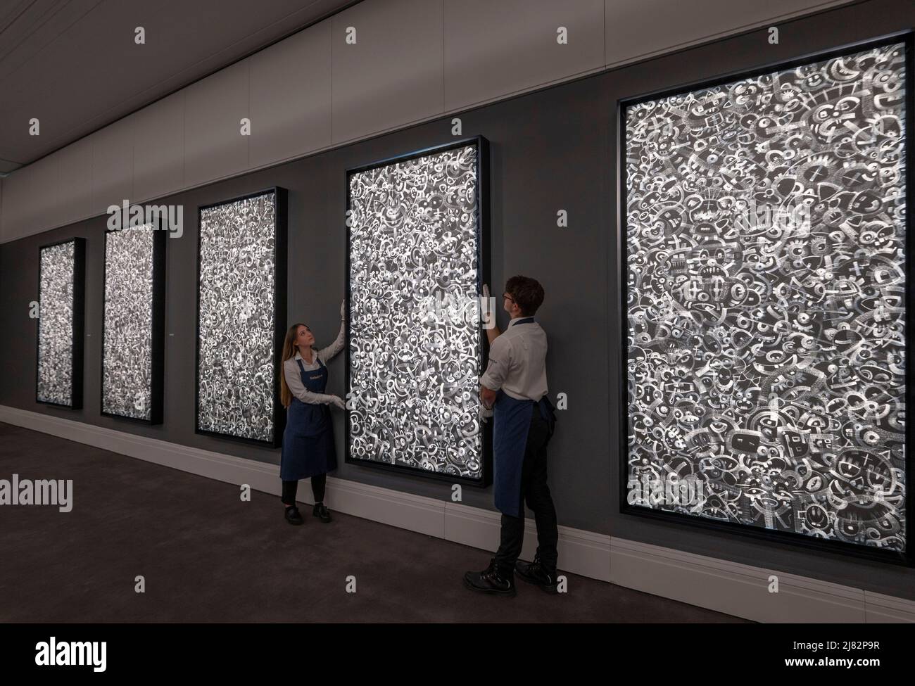 Sotheby’s, Londres, Royaume-Uni. 12 mai 2022. Robbie Williams et Ed Godrich, partenaire créatif, inaugurent vendredi leur première exposition, « peintures noir et blanc », aux galeries de la rue New Bond de Sotheby. Les «tableaux noir et blanc» seront dotés de 14 œuvres jamais vues, marquant la première fois que leurs tableaux sont exposés publiquement et ouverts au public du 13 au 25 mai 2022. Crédit : Malcolm Park/Alay Live News. Banque D'Images