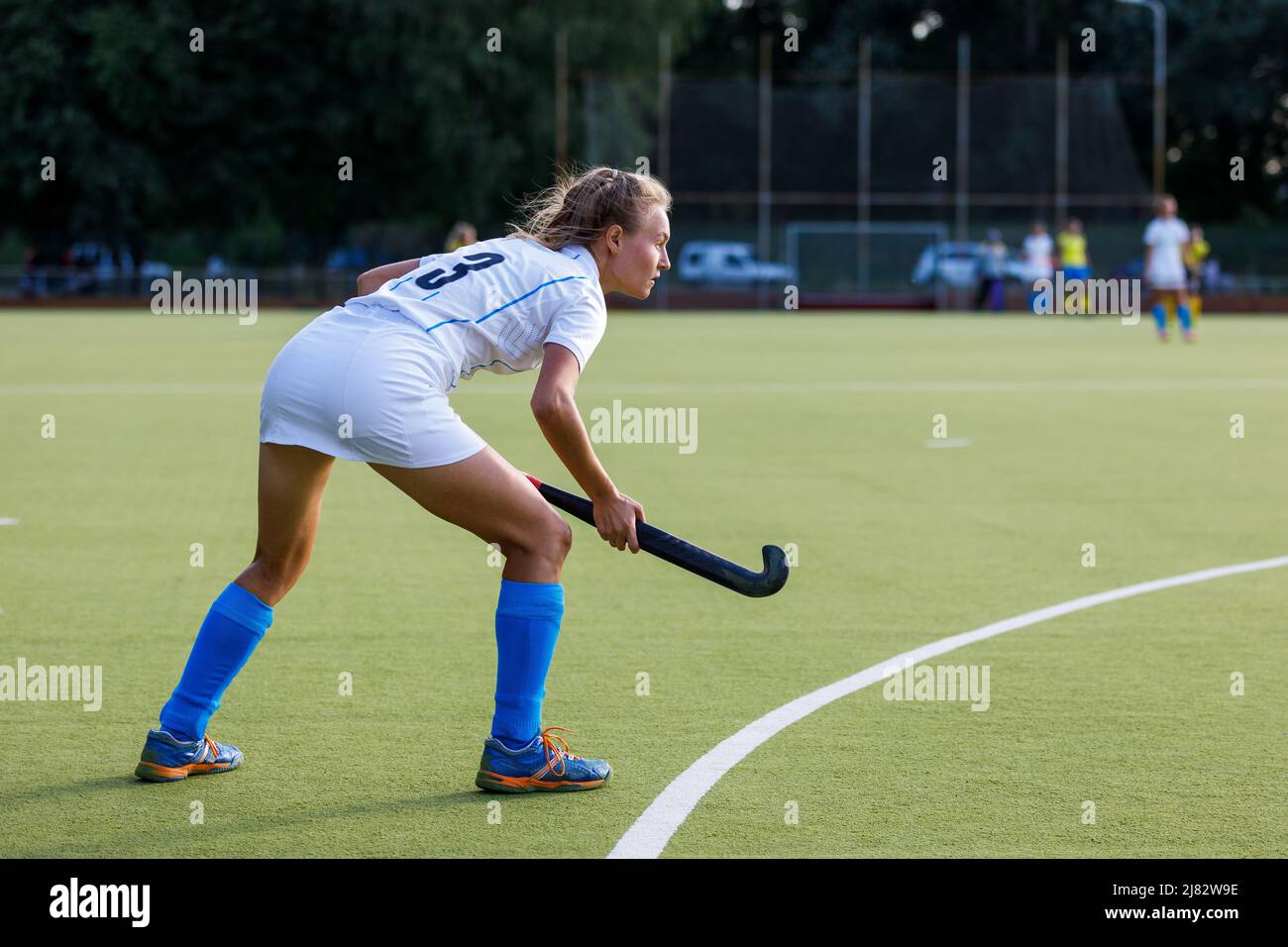 Une jeune joueuse de hockey sur gazon attend une balle de pénalité Banque D'Images