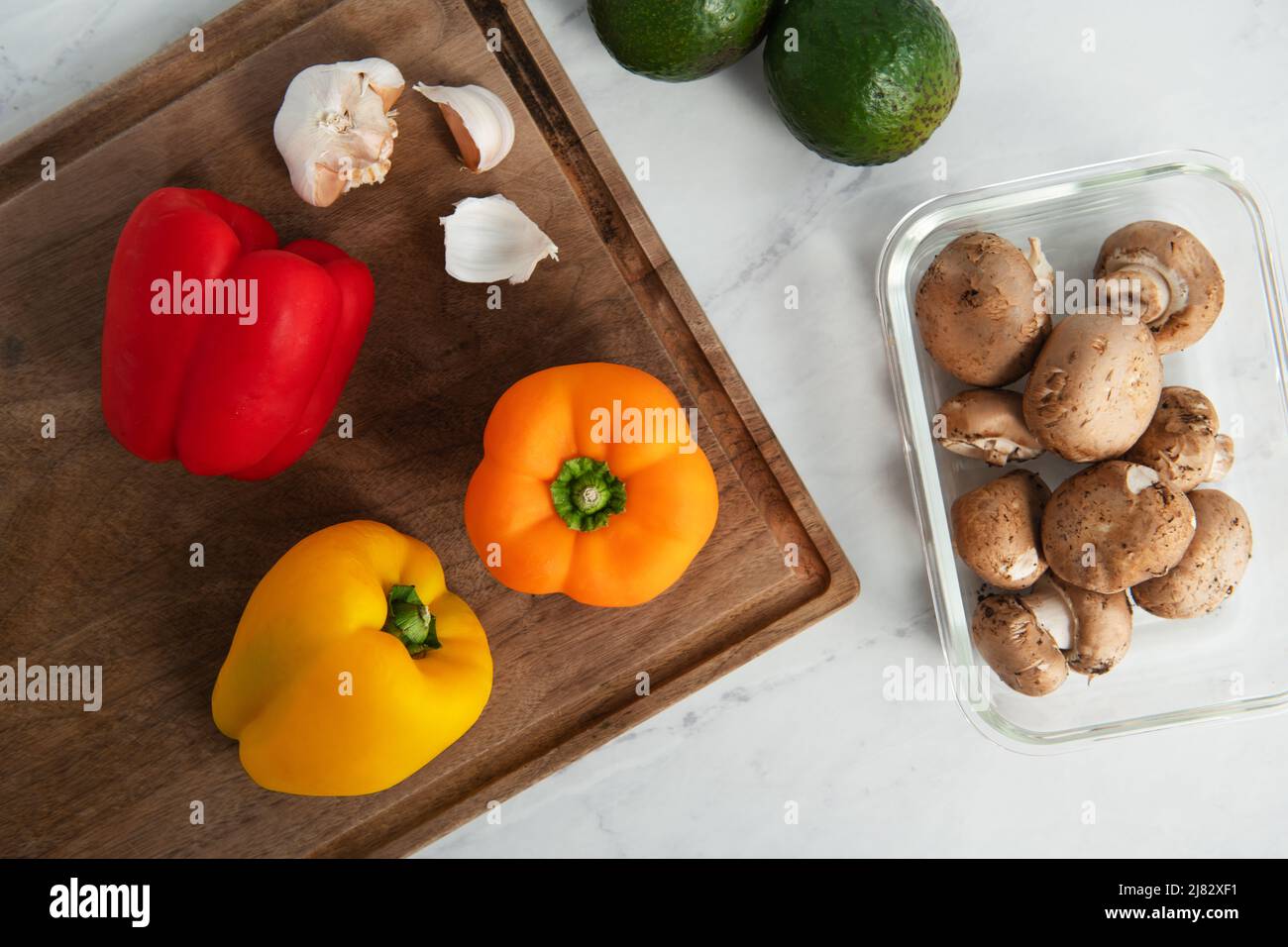 Préparation alimentaire avec poivrons, champignons et avocats Banque D'Images
