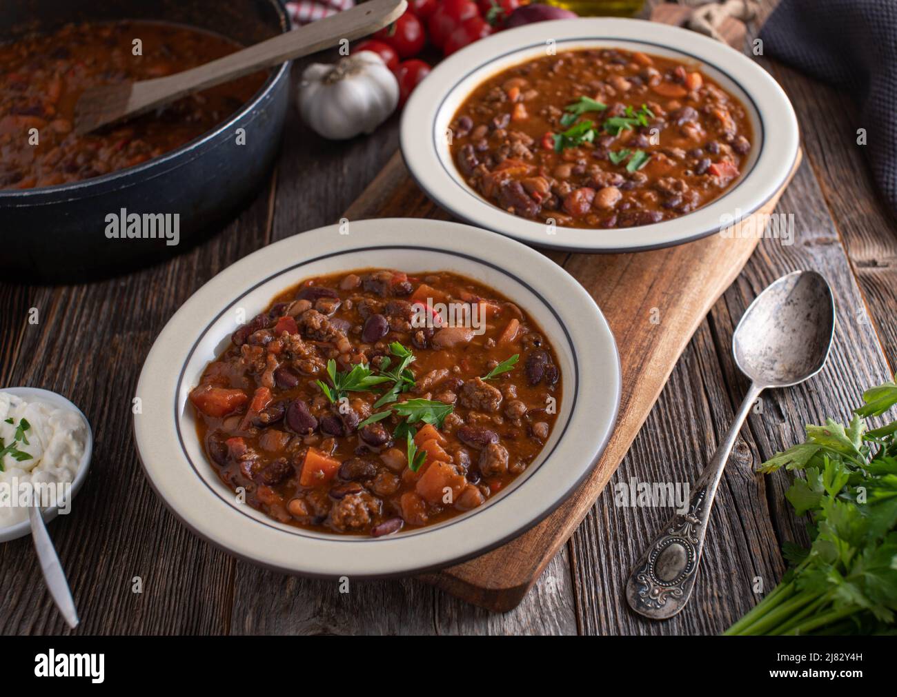 Ragoût de haricots avec viande hachée, légumes et sauce tomate épicée Banque D'Images