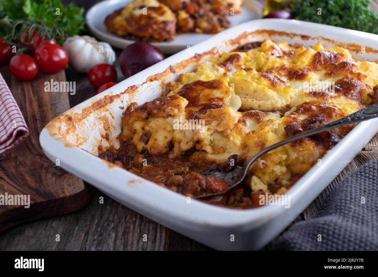 Cocotte de Chili con carne avec une délicieuse croûte de pommes de terre au fromage Banque D'Images