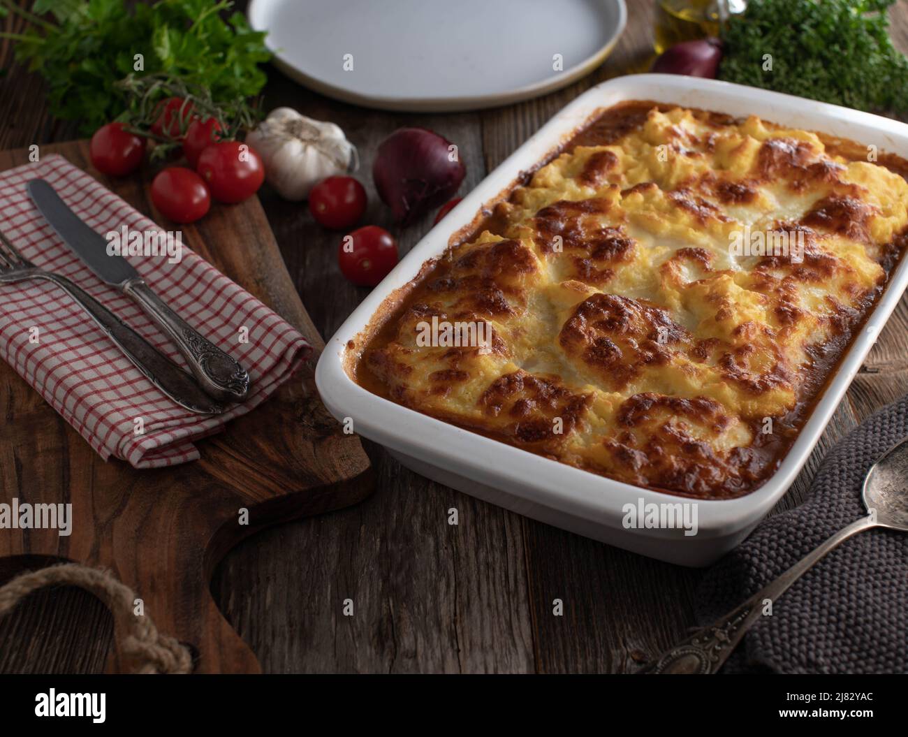 Plat de cocotte avec Chili con carne et une délicieuse purée de pommes de terre, croûte de fromage. Repas sans gluten Banque D'Images