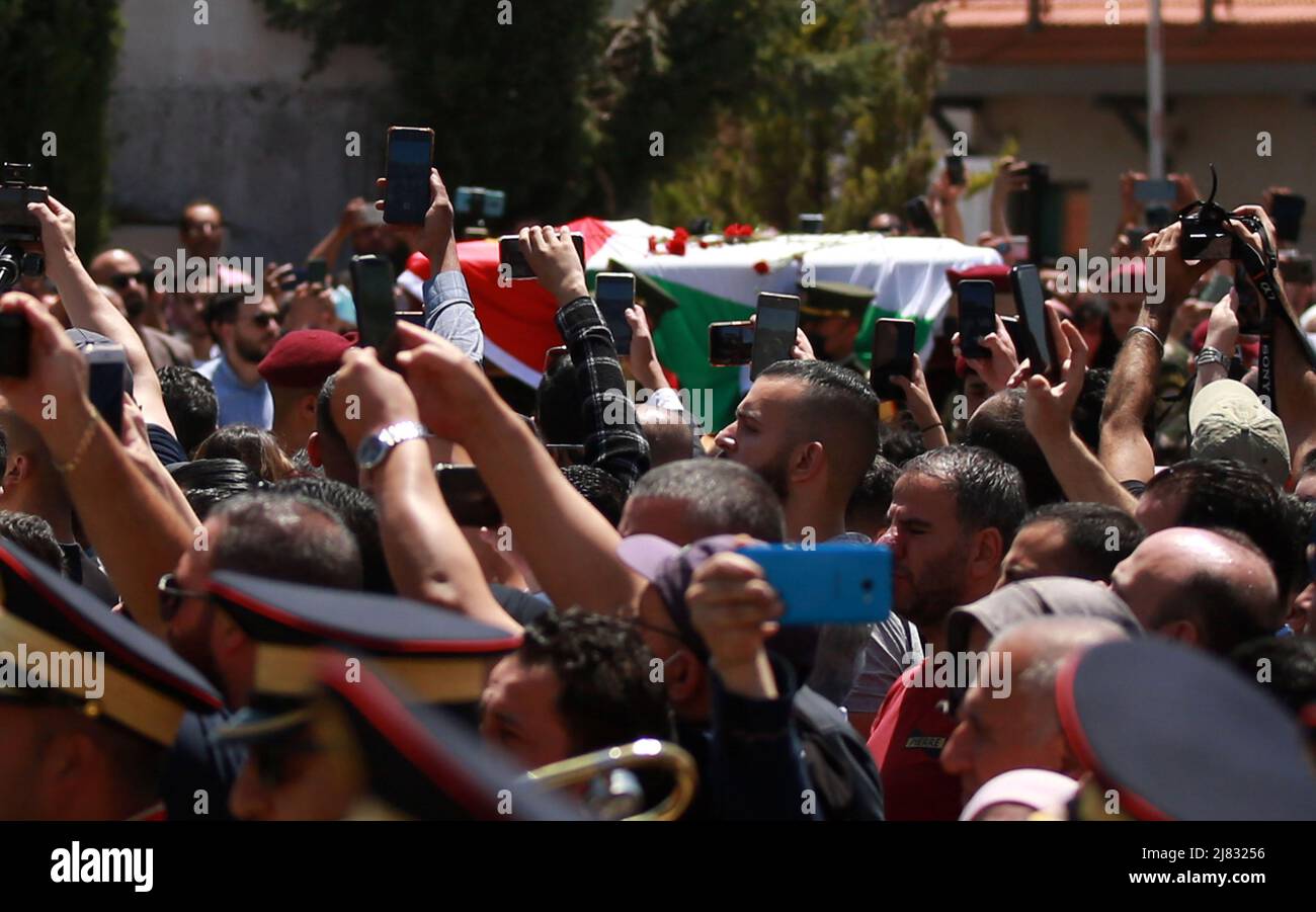 Ramallah, Gaza. 12th mai 2022. Les Palestiniens portent le cercueil de la journaliste israélo-palestinienne Shireen Abu Akleh lors de ses funérailles en Cisjordanie à Ramallah le jeudi 12 mai 2022. Abu Akleh, qui a couvert le conflit au Moyen-Orient pendant plus de 25 ans, a été abattu mercredi lors d'un raid militaire israélien dans la ville de Djénine, en Cisjordanie. Photo de Mohammad Tamim/UPI crédit: UPI/Alay Live News Banque D'Images