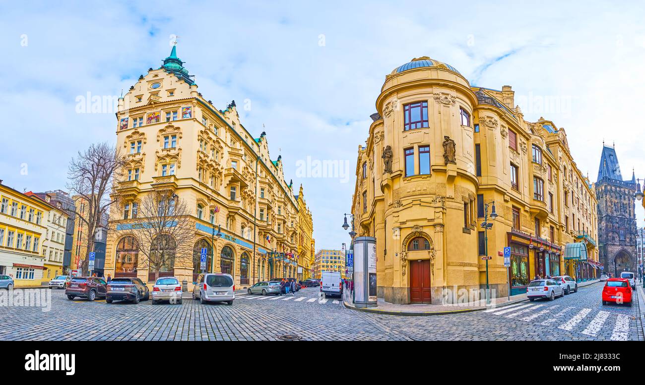 PRAGUE, RÉPUBLIQUE TCHÈQUE - 5 MARS 2022 : Panorama des beaux bâtiments de l'Hôtel Paris, de la Maison municipale et de la Tour poudrière de la Kralodvorska Banque D'Images