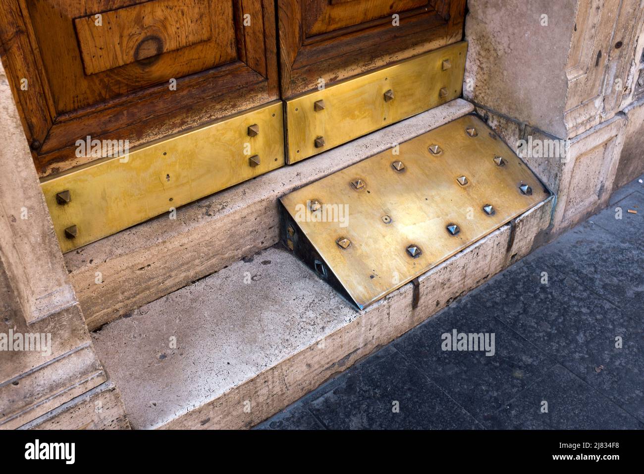 Rampe de pied en laiton à pointes à l'entrée d'un bâtiment sur la via Del Corso Rome Italie Banque D'Images
