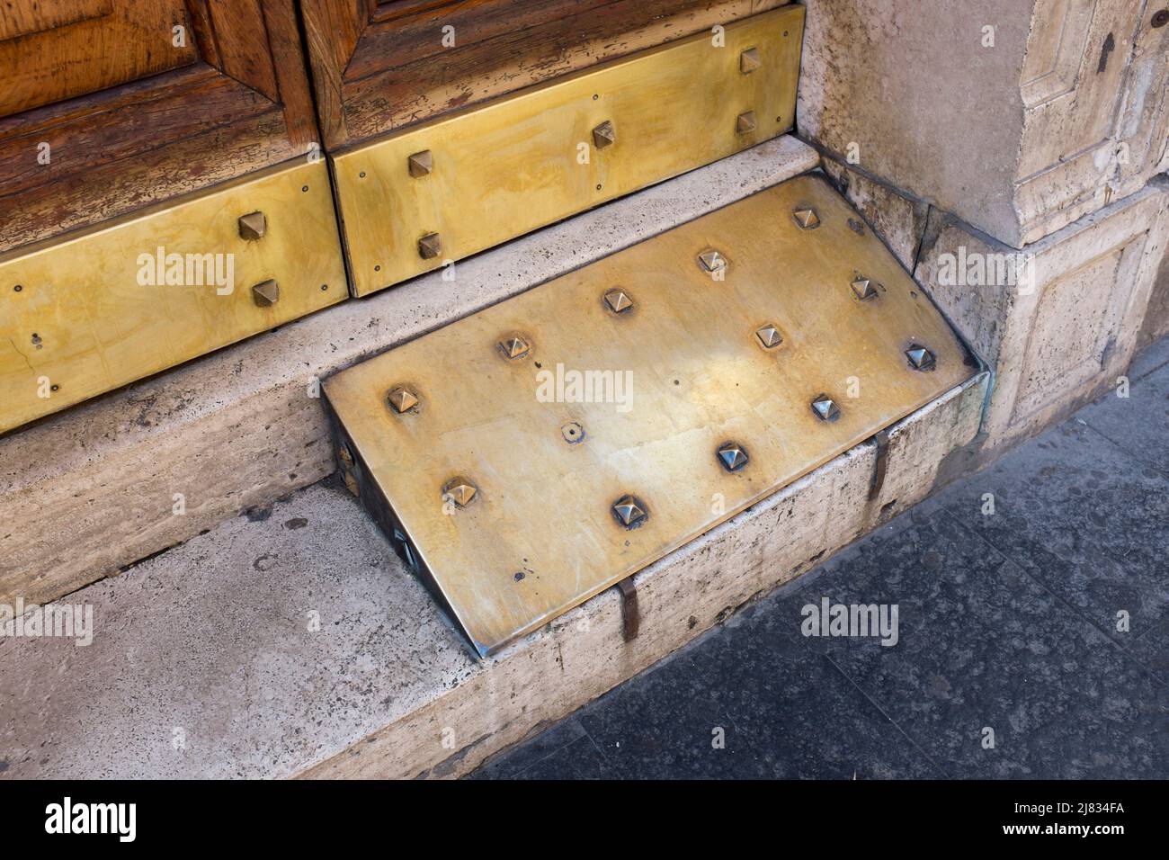 Rampe de pied en laiton à pointes à l'entrée d'un bâtiment sur la via Del Corso Rome Italie Banque D'Images
