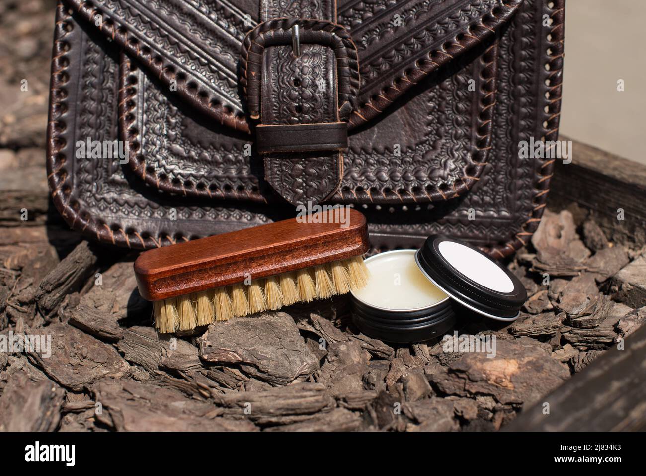 Cire et brosse, concept d'entretien du cuir. Vieux sac en cuir véritable  sur un fond Photo Stock - Alamy