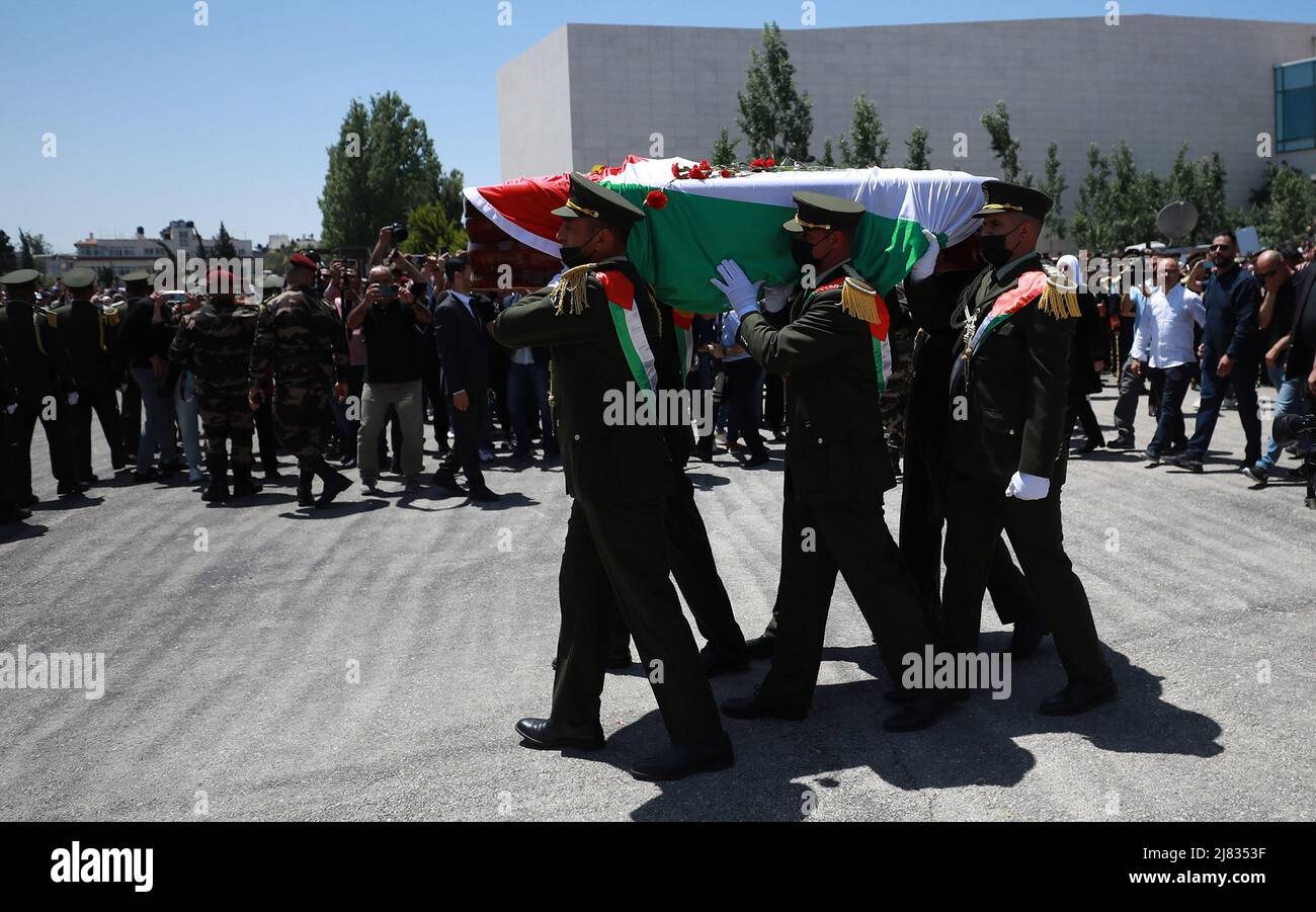 Ramallah, Gaza. 12th mai 2022. La garde d'honneur palestinienne porte le cercueil de la journaliste israélo-palestinienne Shireen Abu Akleh durant ses funérailles au siège de l'Autorité palestinienne, dans la ville de Ramallah, en Cisjordanie, le jeudi 12 mai 2022. Abu Akleh, qui a couvert le conflit au Moyen-Orient pendant plus de 25 ans, a été abattu mercredi lors d'un raid militaire israélien dans la ville de Djénine, en Cisjordanie. Photo de Mohammad Tamim/UPI crédit: UPI/Alay Live News Banque D'Images