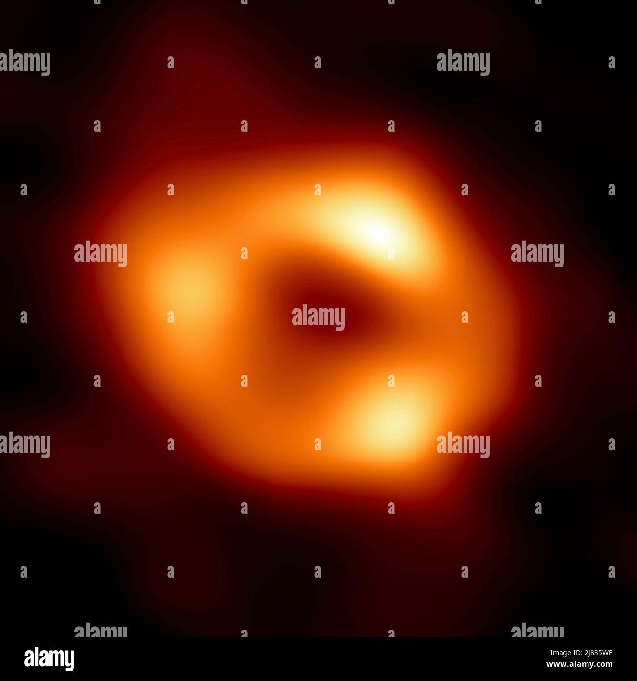 C'est la première image de Sgr A*, le trou noir supermassif au centre de notre galaxie. C’est la première preuve visuelle directe de la présence de ce trou noir. Il a été capturé par le télescope Event Horizon (EHT), un réseau qui a relié huit observatoires radio existants à travers la planète pour former un seul télescope virtuel « de la taille de la Terre ». Le télescope porte le nom de l'horizon de l'événement, la limite du trou noir au-delà duquel aucune lumière ne peut s'échapper. Credit: EHT collaboration Banque D'Images