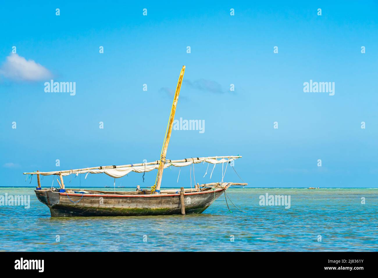 Bateau de pêche dans l'eau de l'océan Indien à marée basse. Zanzibar, Tanzanie Banque D'Images