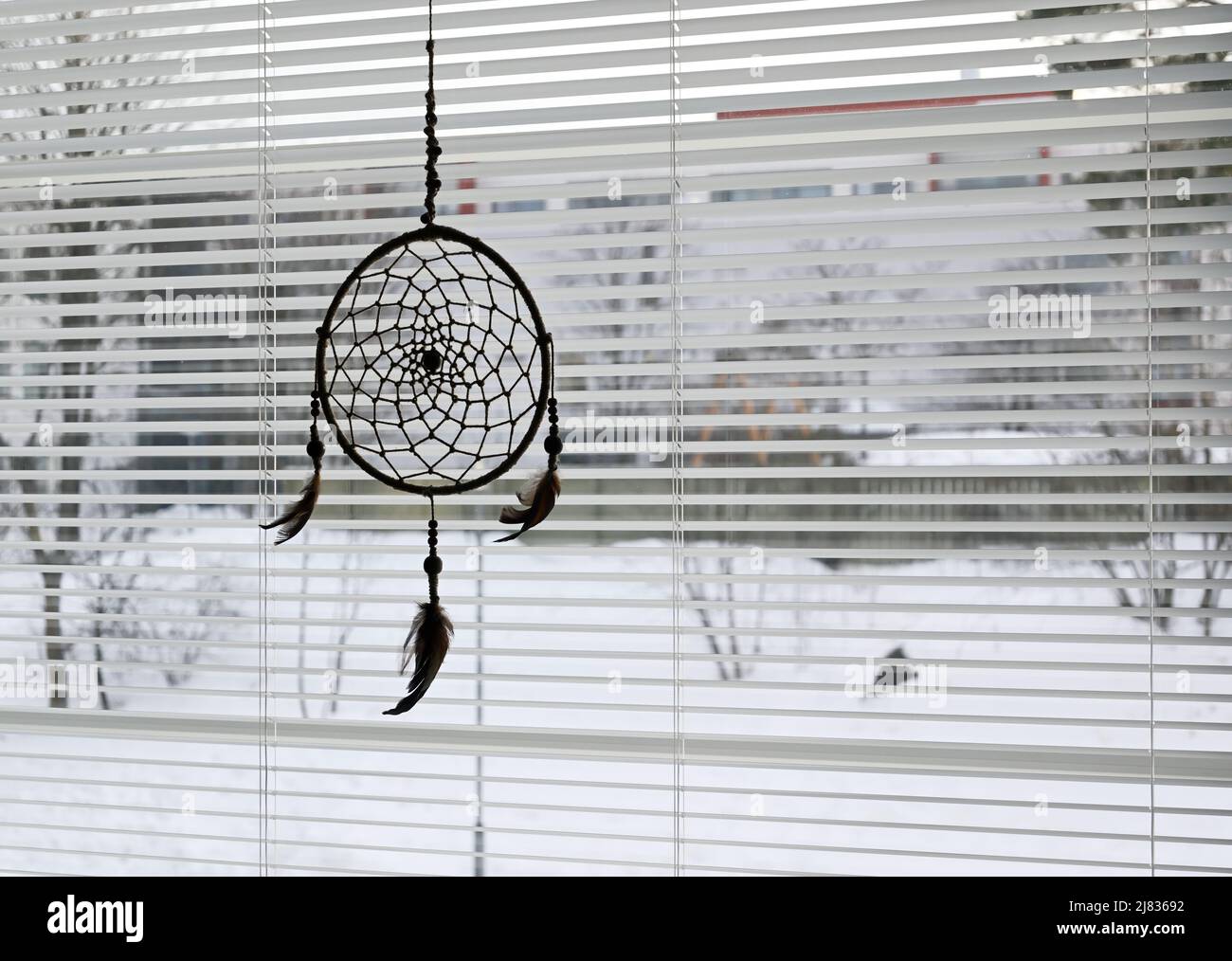 réception de rêve sur la fenêtre de la chambre à coucher et les stores ouverts Banque D'Images