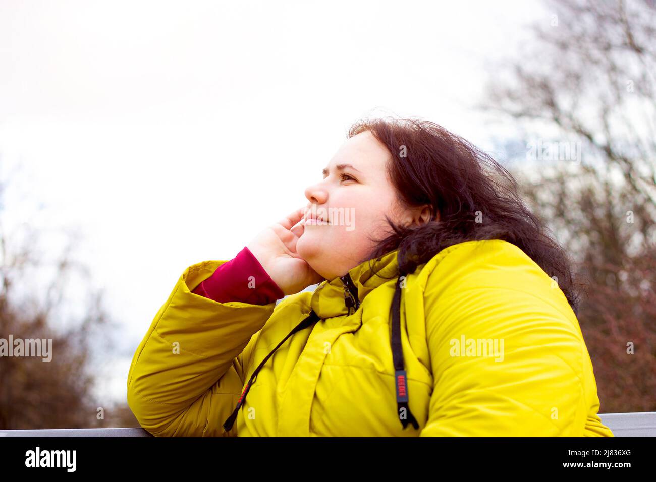 Beau chubby surpoids femme caucasienne souriant portrait à l'extérieur avec espace de copie. Personne joyeuse et sympathique pendant la promenade dans le parc. Banque D'Images