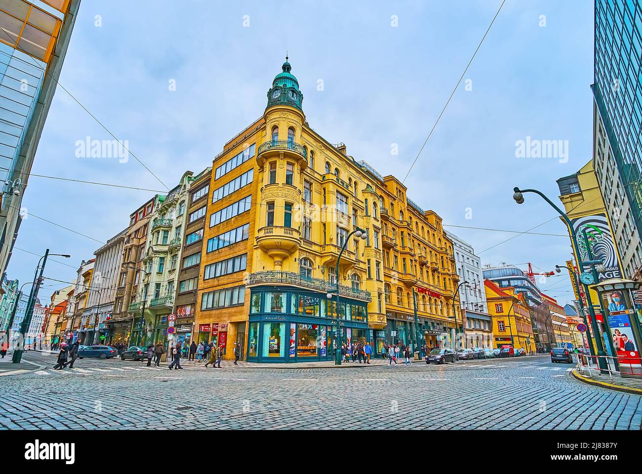 PRAGUE, RÉPUBLIQUE TCHÈQUE - 5 MARS 2022 : les rues commerçantes du quartier de Nove Mesto avec des bâtiments historiques et modernes au coin de Narodni an Banque D'Images