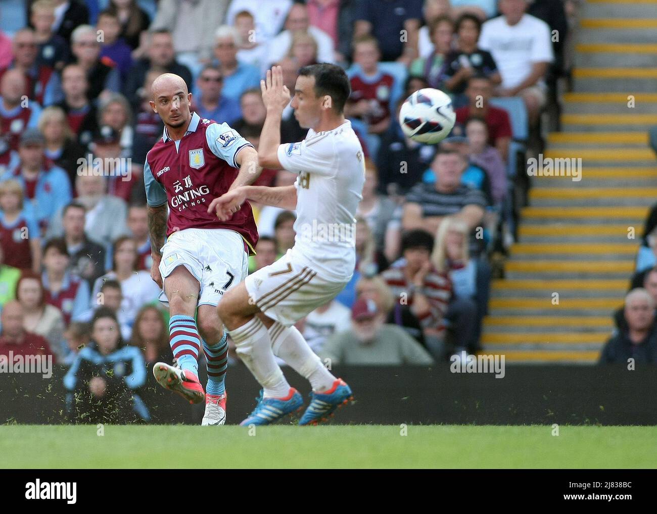 8th septembre 2012 - Premiership football - Aston Villa vs Swansea City. Stephen Ireland de Aston Villa tente de boucler un coup de feu autour de Leon Britton de Swansea City. Photographe: Paul Roberts / Pathos. Banque D'Images