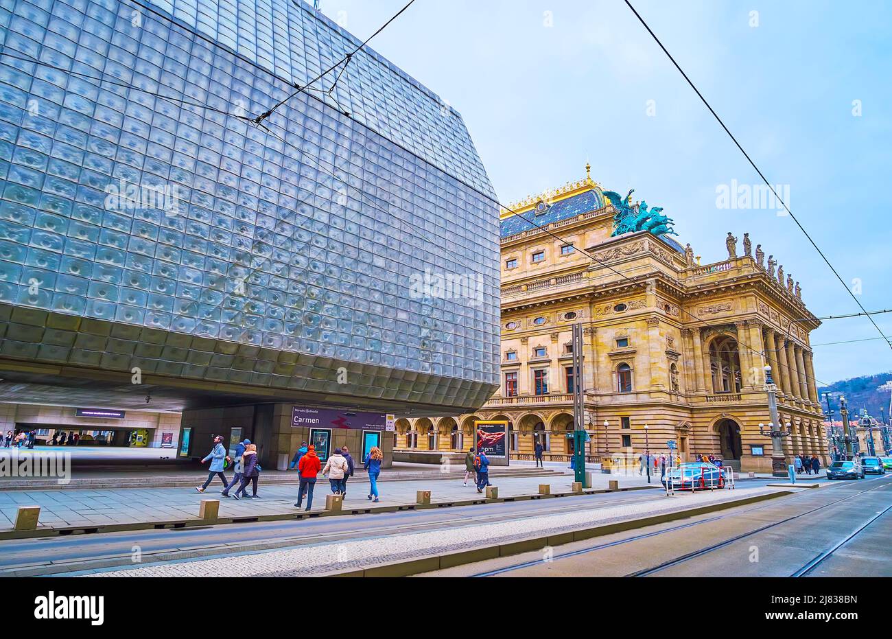 PRAGUE, RÉPUBLIQUE TCHÈQUE - 5 MARS 2022 : avenue Narodni avec bâtiment de la nouvelle scène du Théâtre national, recouverte de blocs de verre et de la rue très ornée Banque D'Images