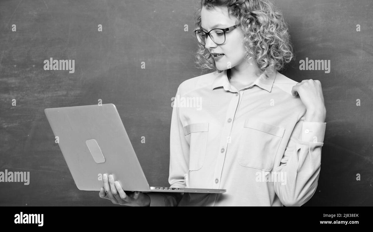 Cours en ligne d'enseignement.Travail à distance.Concept de scolarisation en ligne.Femme PC portable surfer sur Internet.Informatique et programmation.Recherche dans le carnet du formateur Banque D'Images