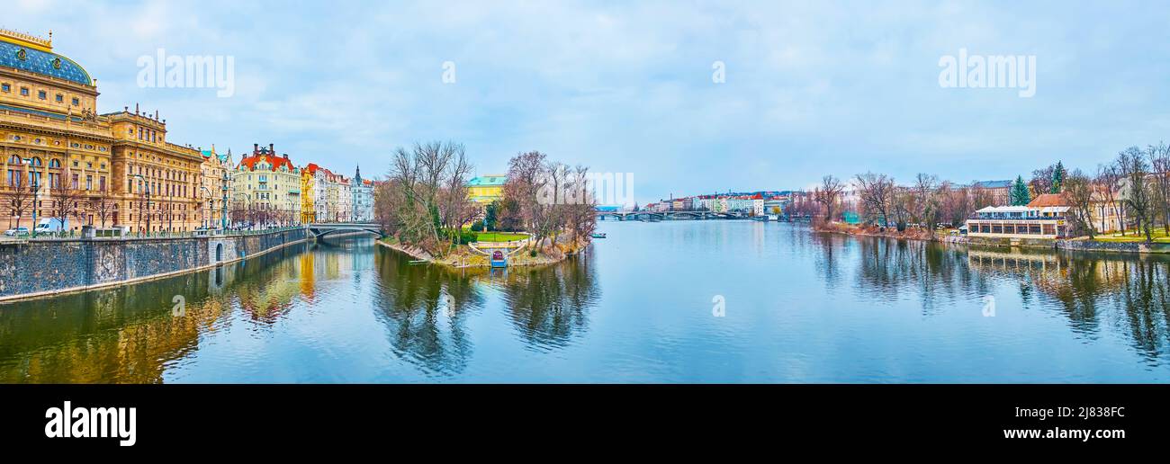 Panorama avec la rivière Vltava, l'île Slavonique, l'Embankment Masaryk et le bâtiment orné du Théâtre national, Prague, République tchèque Banque D'Images