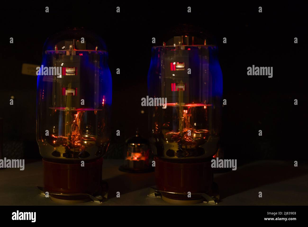 Une paire de tubes à vide de puissance (tube d'électrons) fonctionnant à température maximale et phosphorescents. La lueur orange provient du fil de chauffage. Banque D'Images