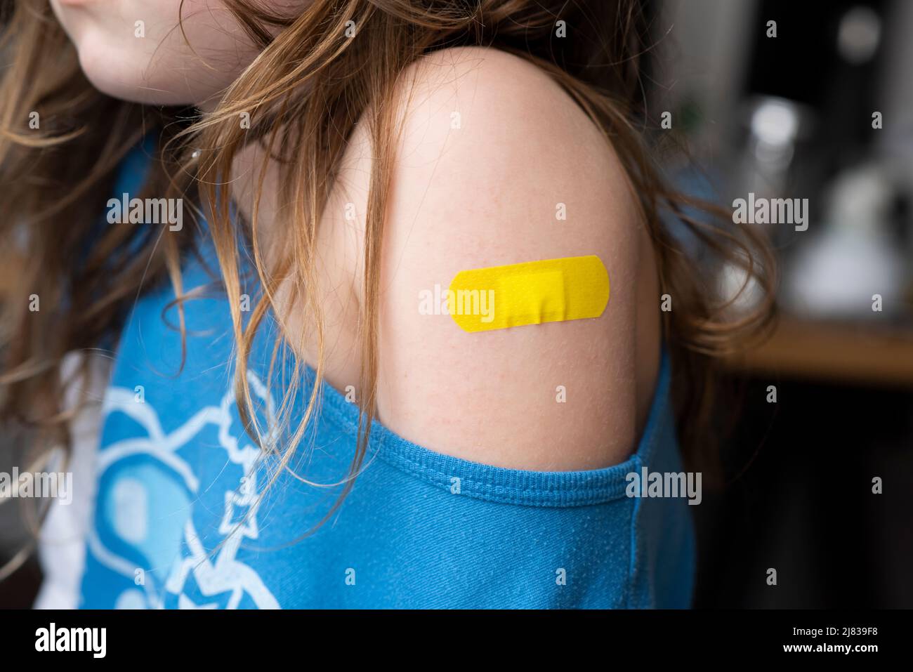 Petite fille avec un aide-bande sur ses mains, vaccinée contre l'infection à coronavirus. Vaccination contre la COVID-19. CopySpace. Bannière haute résolution. Photo de haute qualité Banque D'Images