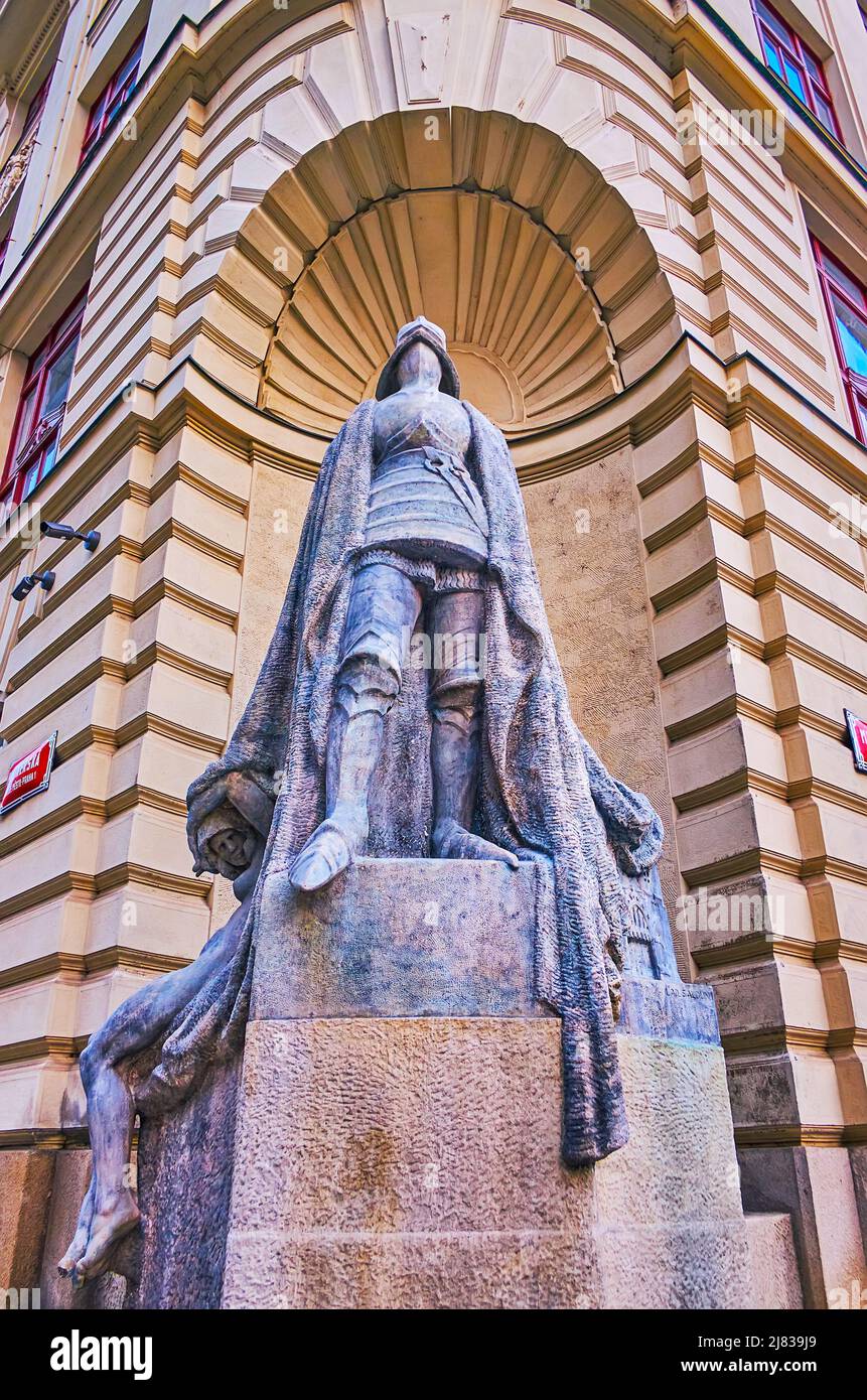 La statue du Chevalier de fer (Iron Man) dans le coin du nouvel hôtel de ville sur la place Marianske, Prague, République Tchèque Banque D'Images