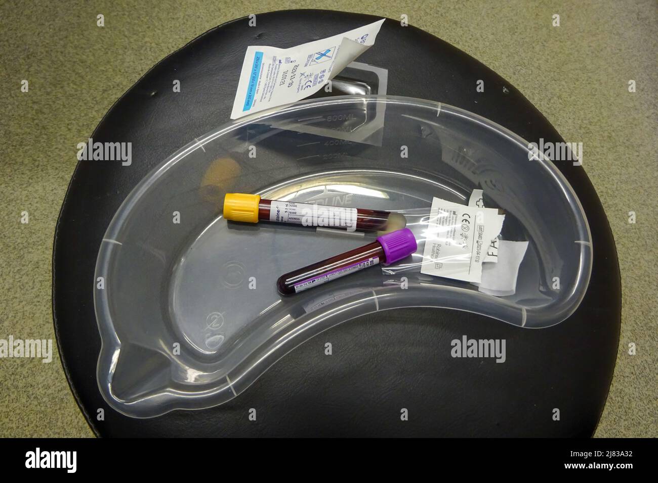 Obtenir des échantillons de sang pris à la chirurgie du médecin ou à l'hôpital - concept médical. Banque D'Images