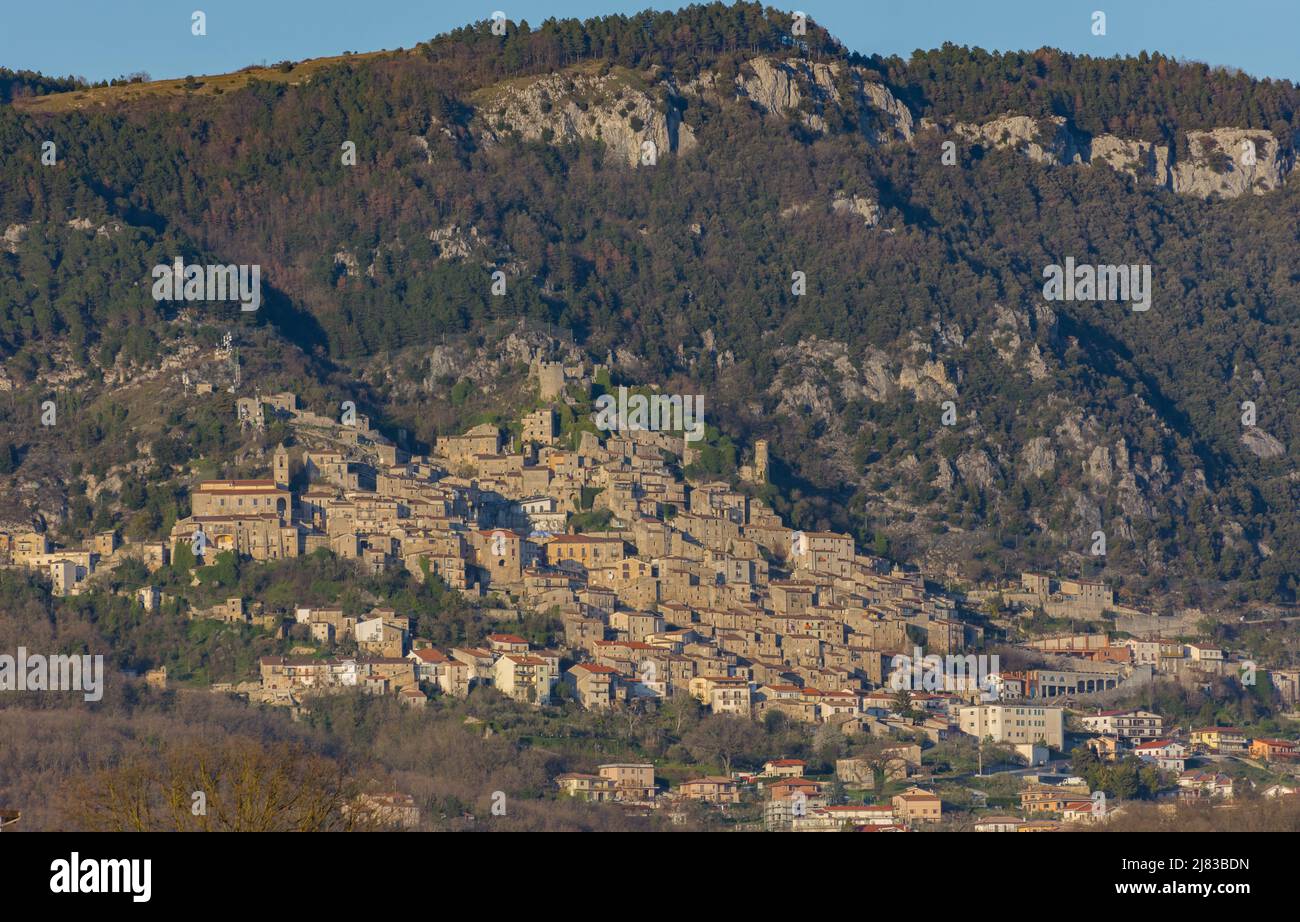 Panorama de Pesche, village de la province d'Isernia, à Molise, perché sur les pentes abruptes du Mont Saint-Marc Banque D'Images