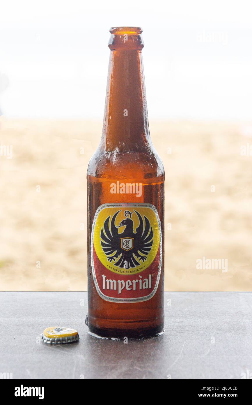 Bouteille de bière locale impériale sur la plage, Playa Grande, Parque Nacional Manzanillo, province de Limón, République du Costa Rica Banque D'Images