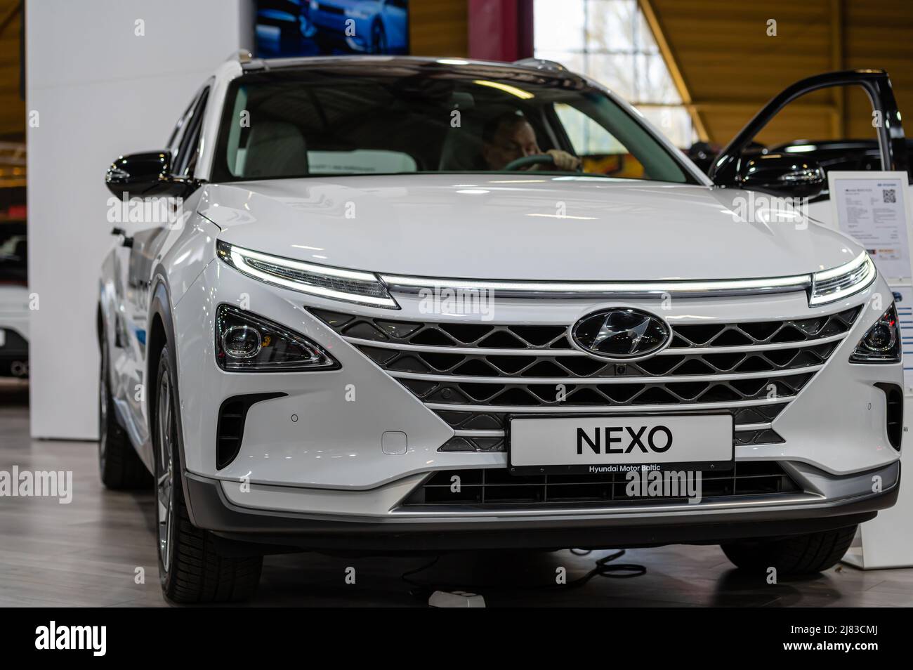 Riga, Lettonie, 29 avril 2022: Hyundai Nexo hydrogène pile suv première à un salon de l'automobile, modèle 2022, vue de face Banque D'Images