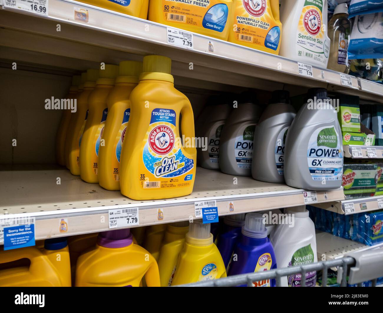 Kirkland, WA USA - vers septembre 2021 : vue inclinée d'une variété de détergents à lessive à vendre dans une épicerie Safeway. Banque D'Images