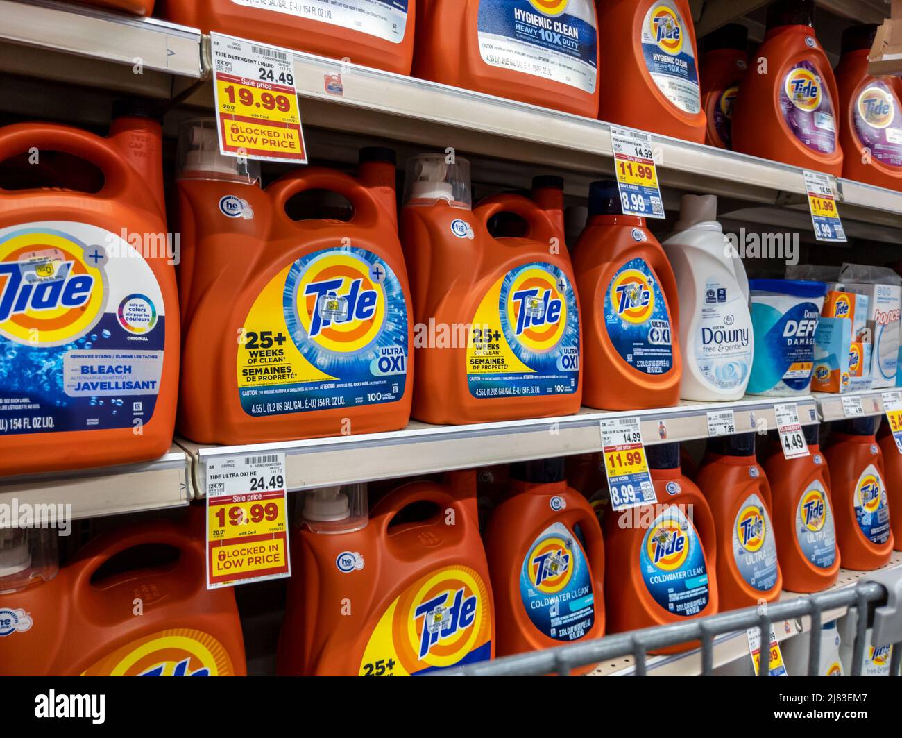 Kirkland, WA USA - vers septembre 2021 : vue inclinée d'une variété de détergents à lessive à vendre dans une épicerie Safeway. Banque D'Images