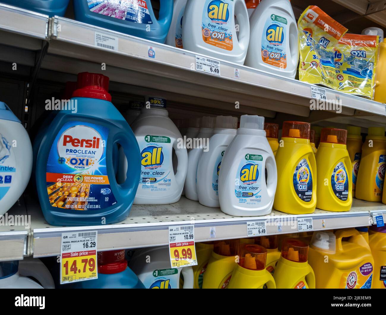 Kirkland, WA USA - vers septembre 2021 : vue inclinée d'une variété de détergents à lessive à vendre dans une épicerie Safeway. Banque D'Images