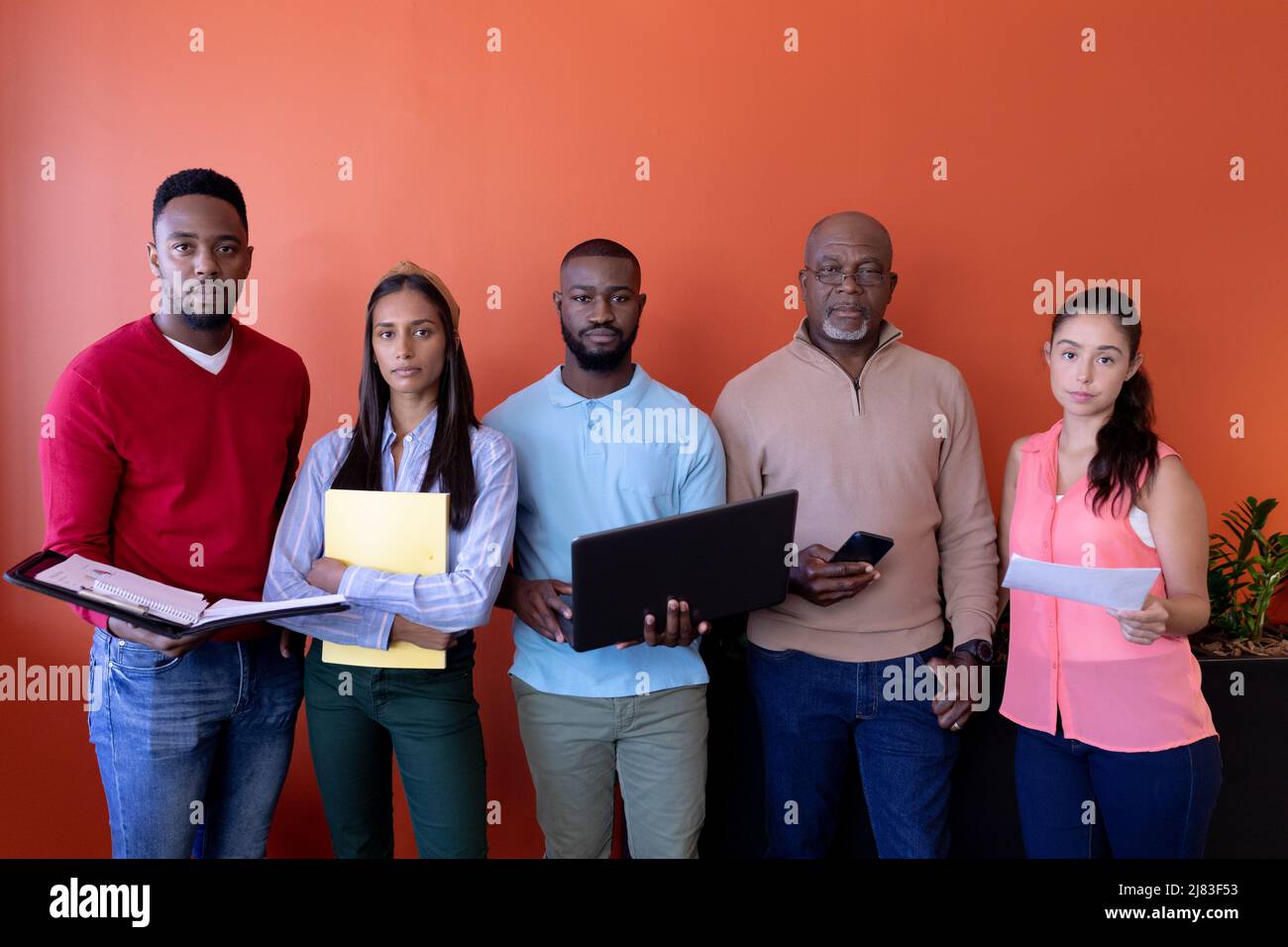 Portrait de conseillers masculins et féminins multiraciaux confiants sur le lieu de travail Banque D'Images