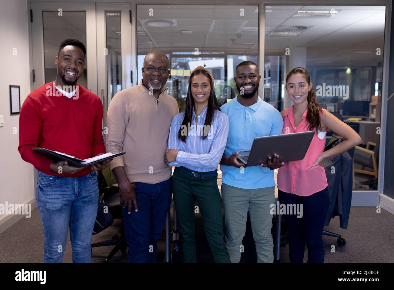 Portrait de l'équipe de conseillers biraciaux souriants en salle de réunion lors d'une réunion dans un lieu de travail moderne Banque D'Images