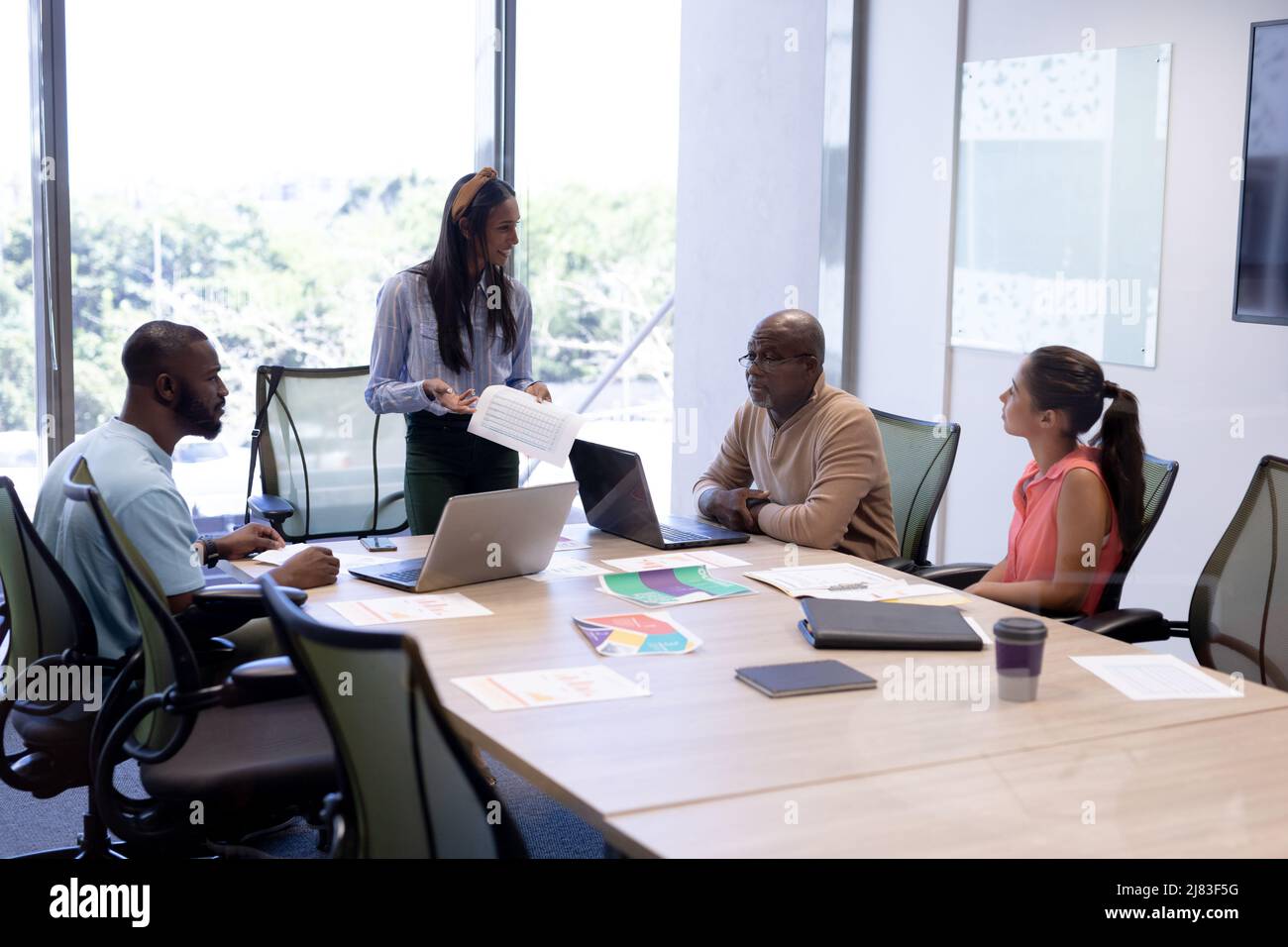 La stratégie de planification de la jeune femme d'affaires afro-américaine avec des collègues biraciaux dans la salle de réunion Banque D'Images