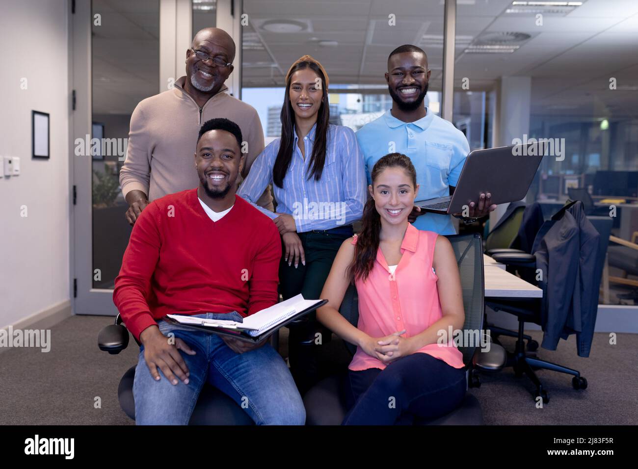 Portrait de l'équipe de conseillers multiraciaux souriants dans la salle de réunion lors d'une réunion sur un lieu de travail moderne Banque D'Images