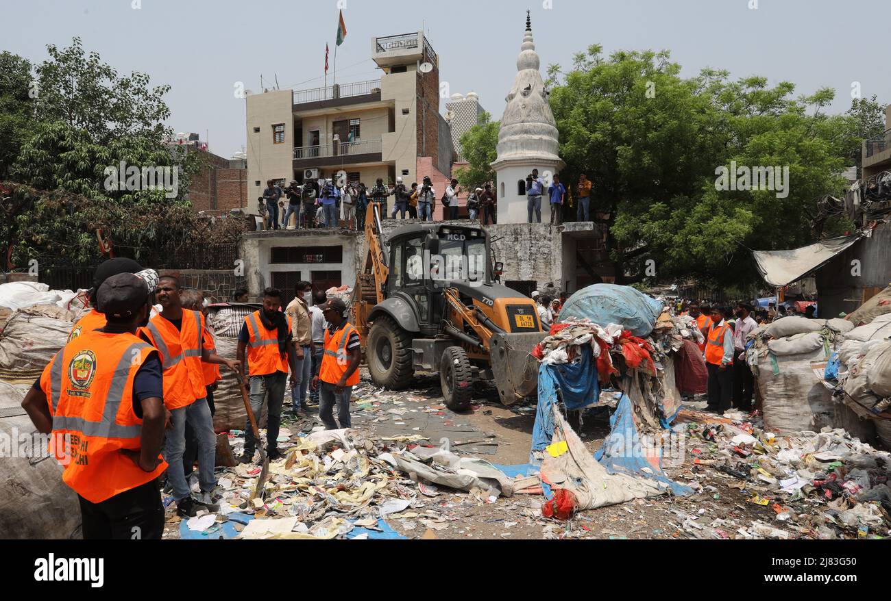 New Delhi, Inde. 12th mai 2022. Un bulldozer vu au travail pendant la démolition. La North Delhi Municipal Corporation of Delhi (NDMC) a effectué une campagne anti-empiétement à Prem Nagar, Karol Bagh, une zone de profil bas où les ramasseurs de Rag vivent illégalement depuis 20-25 ans. Ils ont demandé un certain temps pour évacuer avec tous leurs effets personnels. Les efforts de démolition des autorités se poursuivent dans diverses parties de New Delhi. (Photo par Naveen Sharma/SOPA Images/Sipa USA) crédit: SIPA USA/Alay Live News Banque D'Images