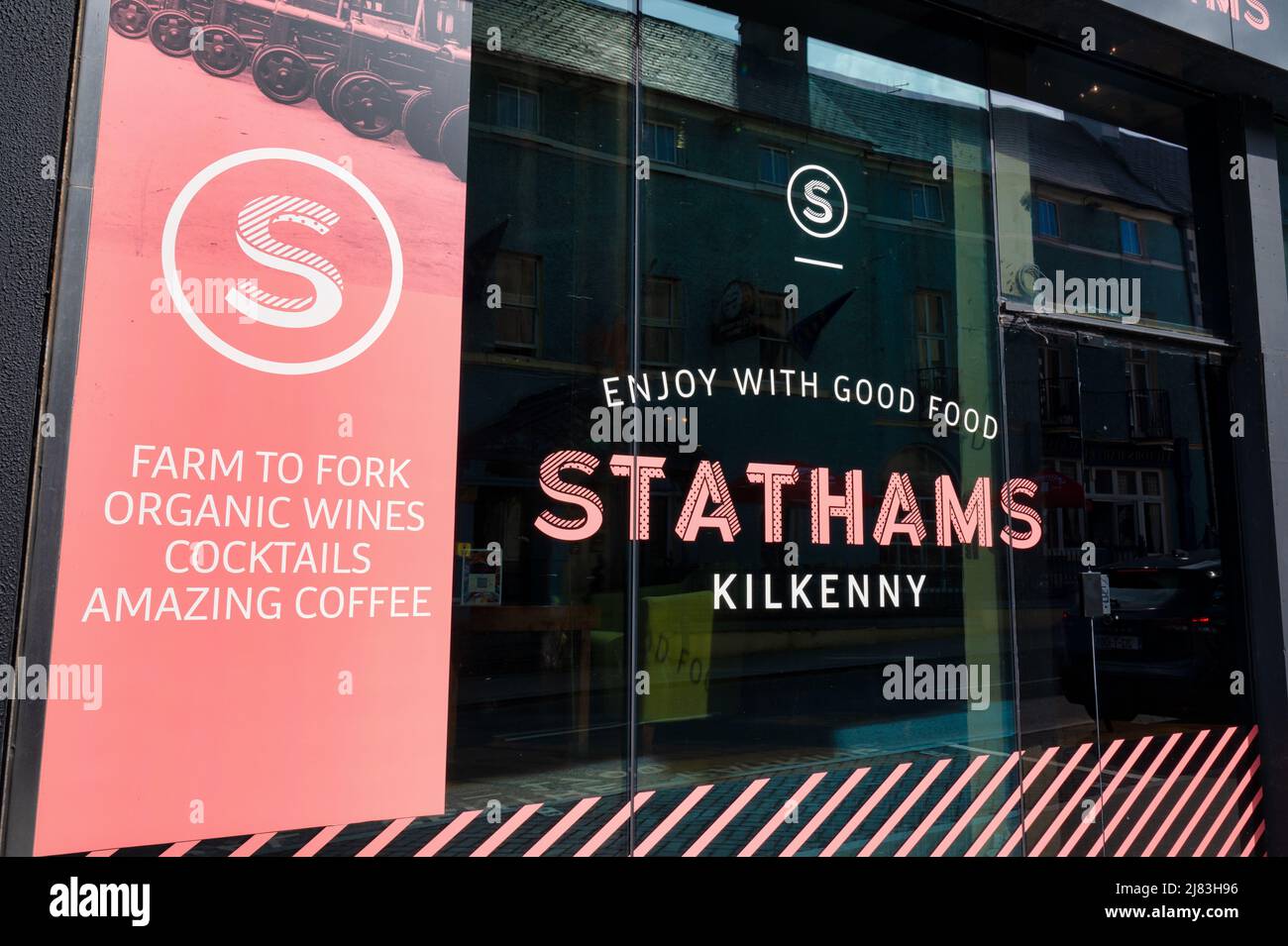 Kilkenny, Irlande - 20 avril 2022 : restaurant Stathams à Kilkenny, Irlande. Banque D'Images