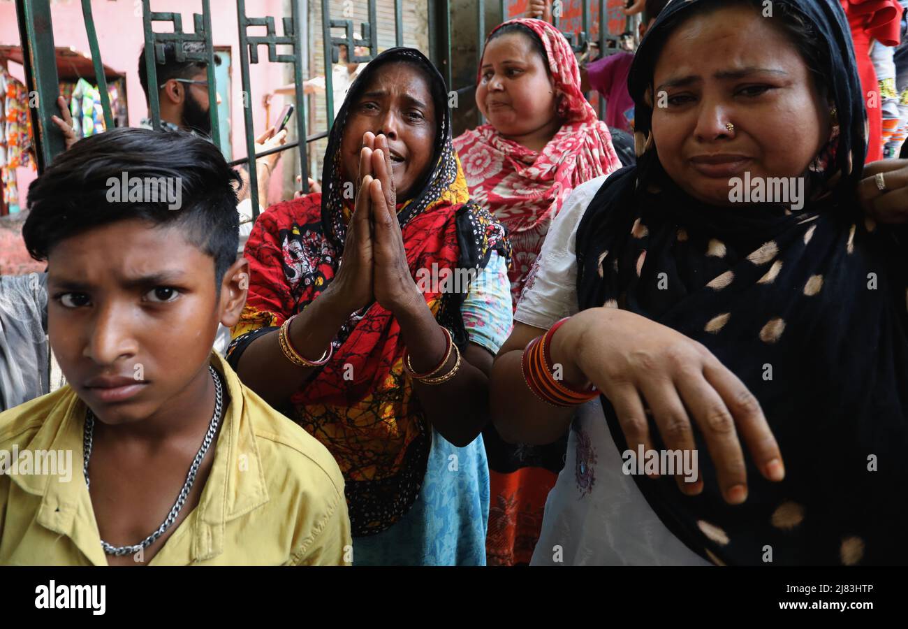 New Delhi, Inde. 12th mai 2022. Les habitants de Prem Nagar, Karol Bagh, ont vu pleurer pendant la démolition. La North Delhi Municipal Corporation of Delhi (NDMC) a effectué une campagne anti-empiétement à Prem Nagar, Karol Bagh, une zone de profil bas où les ramasseurs de Rag vivent illégalement depuis 20-25 ans. Ils ont demandé un certain temps pour évacuer avec tous leurs effets personnels. Les efforts de démolition des autorités se poursuivent dans diverses parties de New Delhi. (Credit image: © Naveen Sharma/SOPA Images via ZUMA Press Wire) Banque D'Images