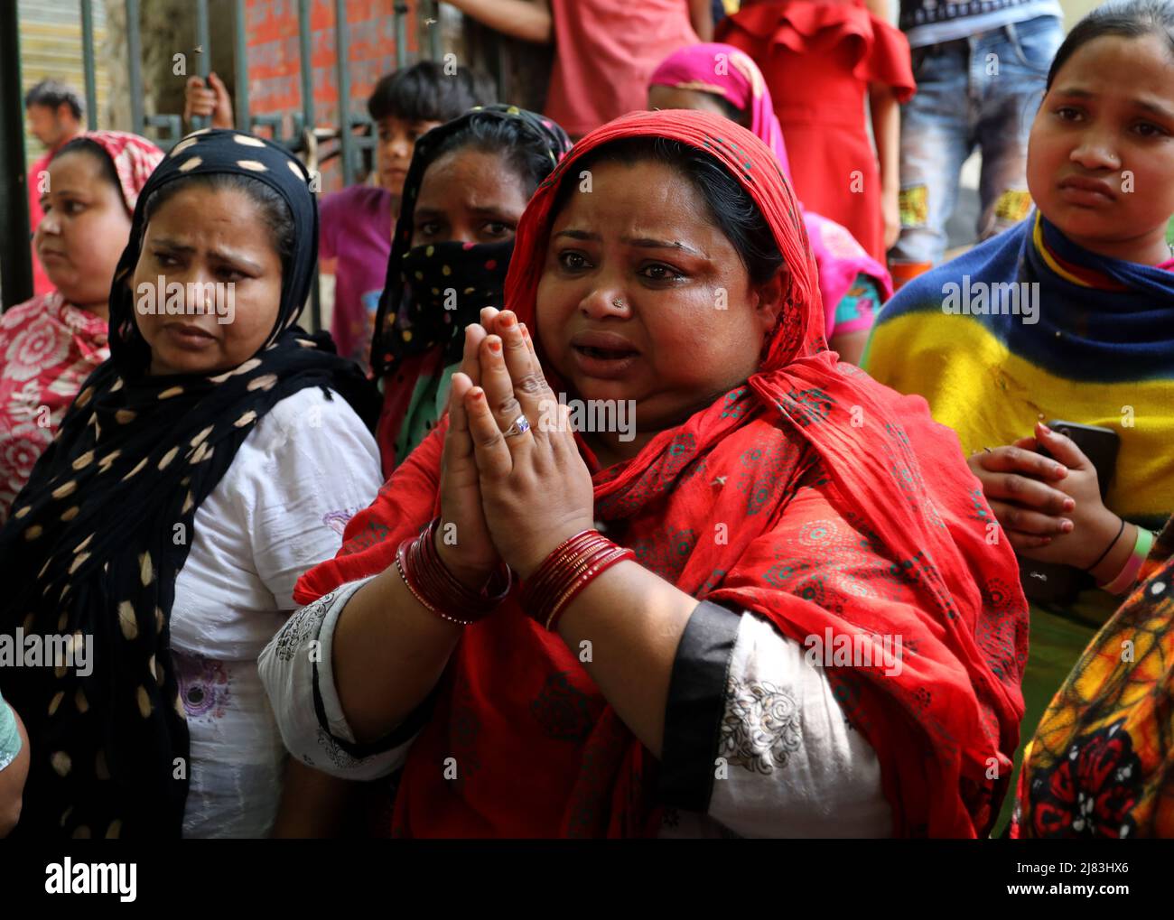 New Delhi, Inde. 12th mai 2022. Les habitants de Prem Nagar, Karol Bagh, ont vu pleurer pendant la démolition. La North Delhi Municipal Corporation of Delhi (NDMC) a effectué une campagne anti-empiétement à Prem Nagar, Karol Bagh, une zone de profil bas où les ramasseurs de Rag vivent illégalement depuis 20-25 ans. Ils ont demandé un certain temps pour évacuer avec tous leurs effets personnels. Les efforts de démolition des autorités se poursuivent dans diverses parties de New Delhi. (Credit image: © Naveen Sharma/SOPA Images via ZUMA Press Wire) Banque D'Images