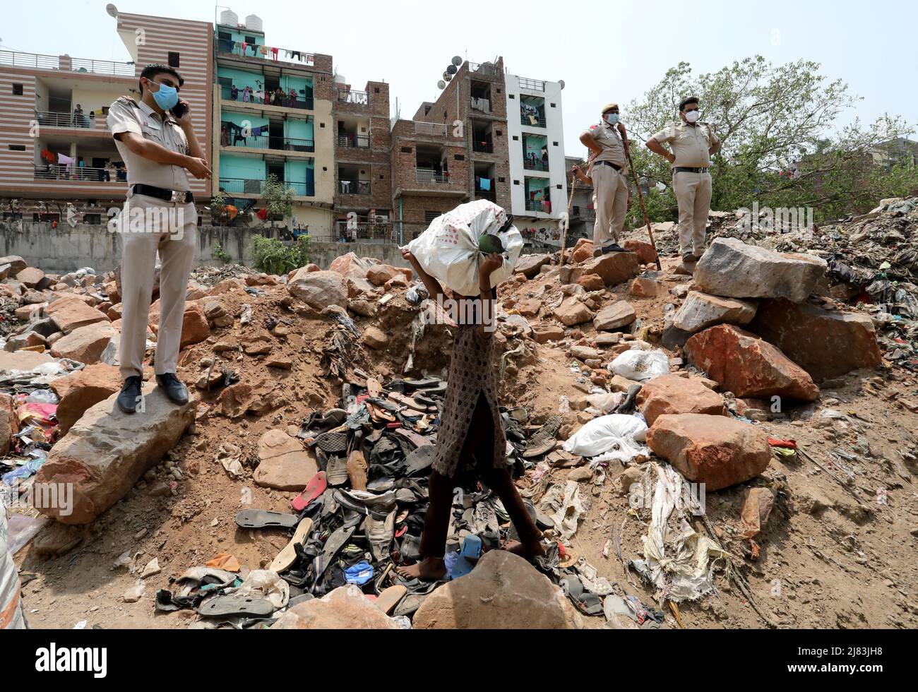 New Delhi, Inde. 12th mai 2022. Policiers vus pendant la démolition. La North Delhi Municipal Corporation of Delhi (NDMC) a effectué une campagne anti-empiétement à Prem Nagar, Karol Bagh, une zone de profil bas où les ramasseurs de Rag vivent illégalement depuis 20-25 ans. Ils ont demandé un certain temps pour évacuer avec tous leurs effets personnels. Les efforts de démolition des autorités se poursuivent dans diverses parties de New Delhi. (Credit image: © Naveen Sharma/SOPA Images via ZUMA Press Wire) Banque D'Images