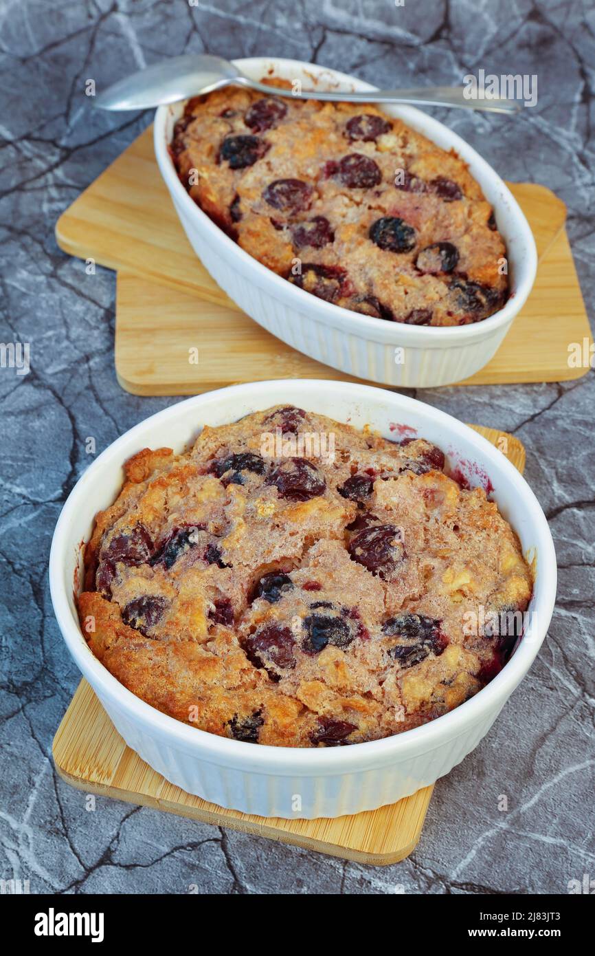 Cuisine souabe, simple pudding aux cerises, nourriture pauvre, restes, dessert du four, cocotte avec petits pains rassis, cerises, rassis Banque D'Images