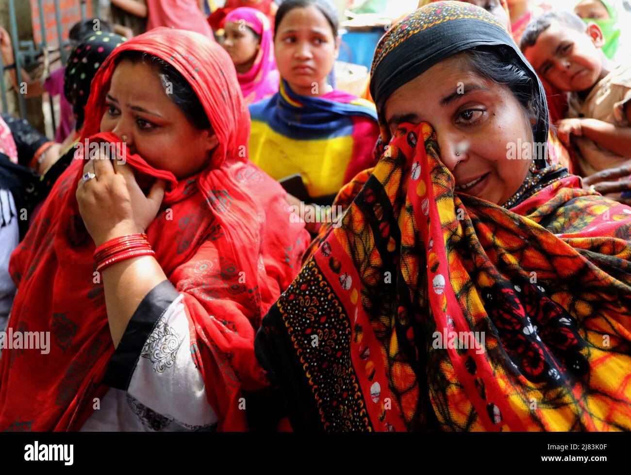 New Delhi, Inde. 12th mai 2022. Les habitants de Prem Nagar, Karol Bagh, ont vu pleurer pendant la démolition. La North Delhi Municipal Corporation of Delhi (NDMC) a effectué une campagne anti-empiétement à Prem Nagar, Karol Bagh, une zone de profil bas où les ramasseurs de Rag vivent illégalement depuis 20-25 ans. Ils ont demandé un certain temps pour évacuer avec tous leurs effets personnels. Les efforts de démolition des autorités se poursuivent dans diverses parties de New Delhi. (Credit image: © Naveen Sharma/SOPA Images via ZUMA Press Wire) Banque D'Images