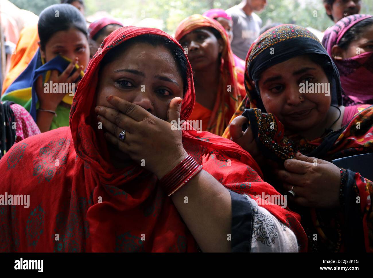 New Delhi, Inde. 12th mai 2022. Les habitants de Prem Nagar, Karol Bagh, ont vu pleurer pendant la démolition. La North Delhi Municipal Corporation of Delhi (NDMC) a effectué une campagne anti-empiétement à Prem Nagar, Karol Bagh, une zone de profil bas où les ramasseurs de Rag vivent illégalement depuis 20-25 ans. Ils ont demandé un certain temps pour évacuer avec tous leurs effets personnels. Les efforts de démolition des autorités se poursuivent dans diverses parties de New Delhi. (Credit image: © Naveen Sharma/SOPA Images via ZUMA Press Wire) Banque D'Images