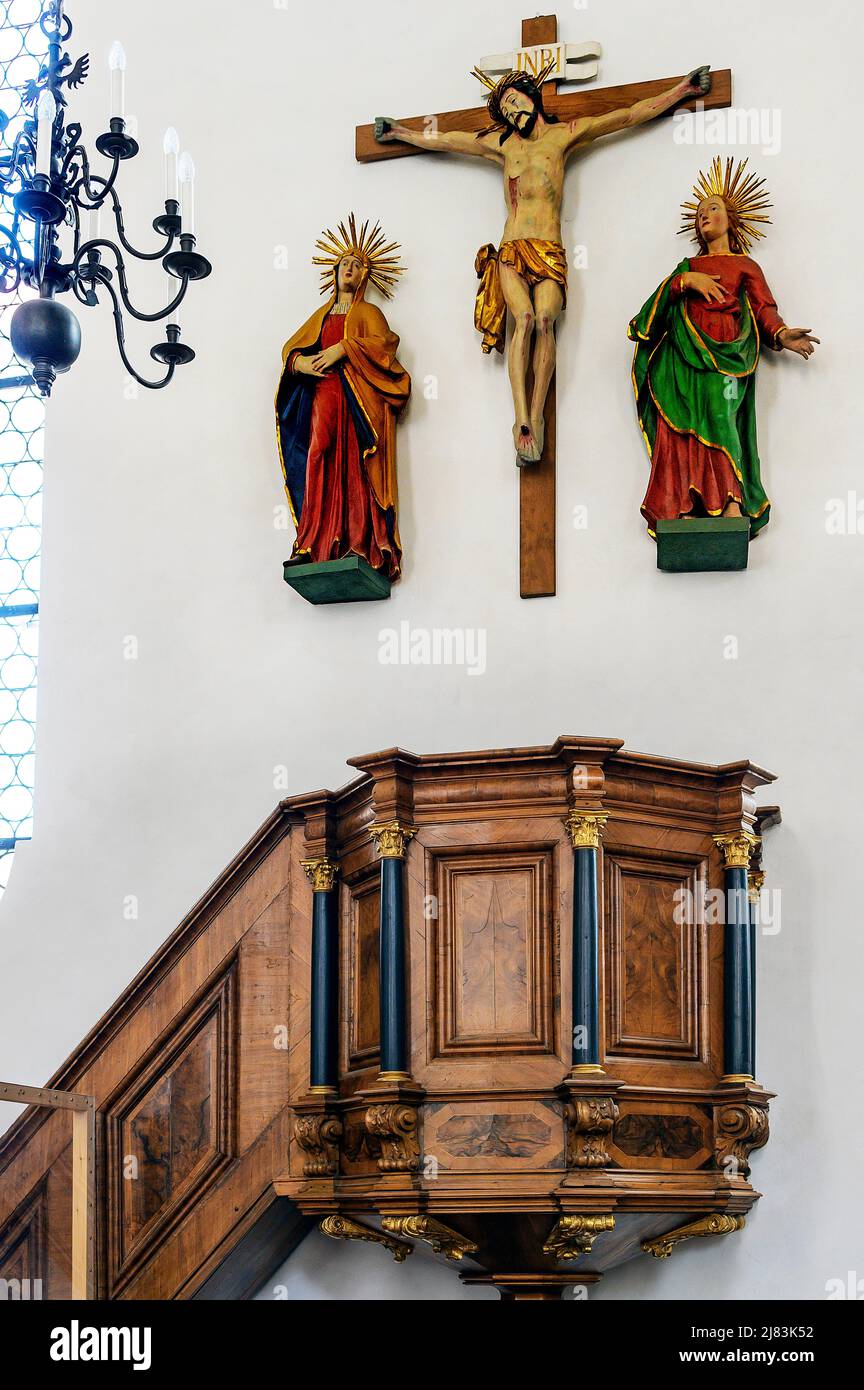 Pulpit et Christ sur la Croix, Spitalkirche zum Heiligen Geistr, Wangen im Allgaeu, Bade-Wurtemberg, Allemagne Banque D'Images