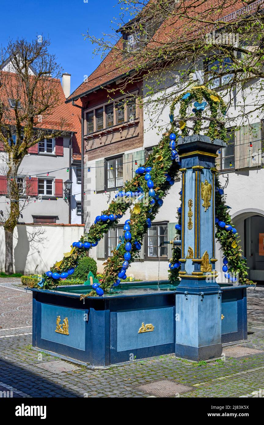 Fontaine Spital dans le Spitalhof avec décorations de Pâques, Wangen im Allgaeu, Bade-Wurtemberg, Allemagne Banque D'Images