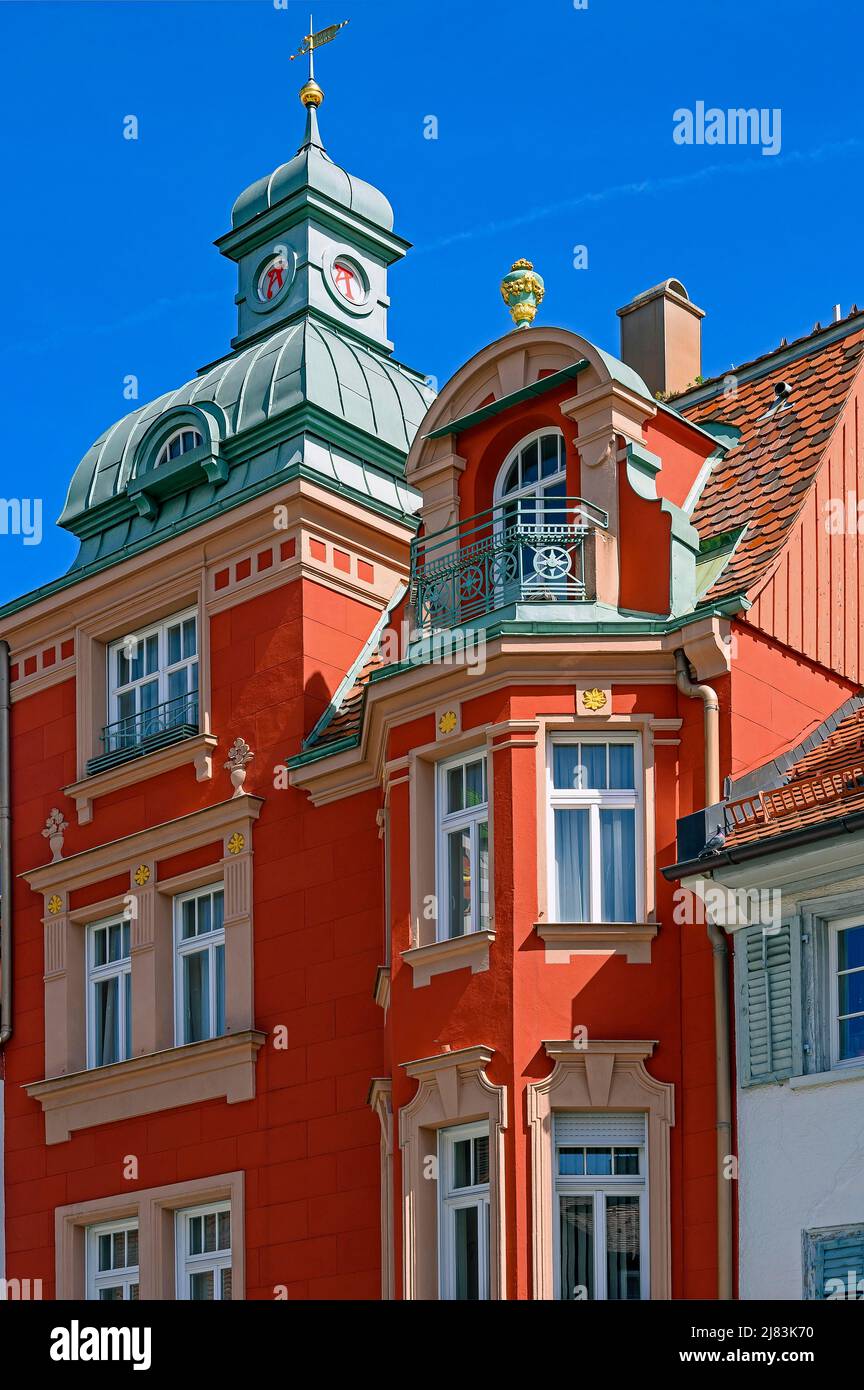 Façade rouge classiciste avec oriel, sur le Saumarkt, Wangen im Allgaeu, Bade-Wurtemberg, Allemagne Banque D'Images