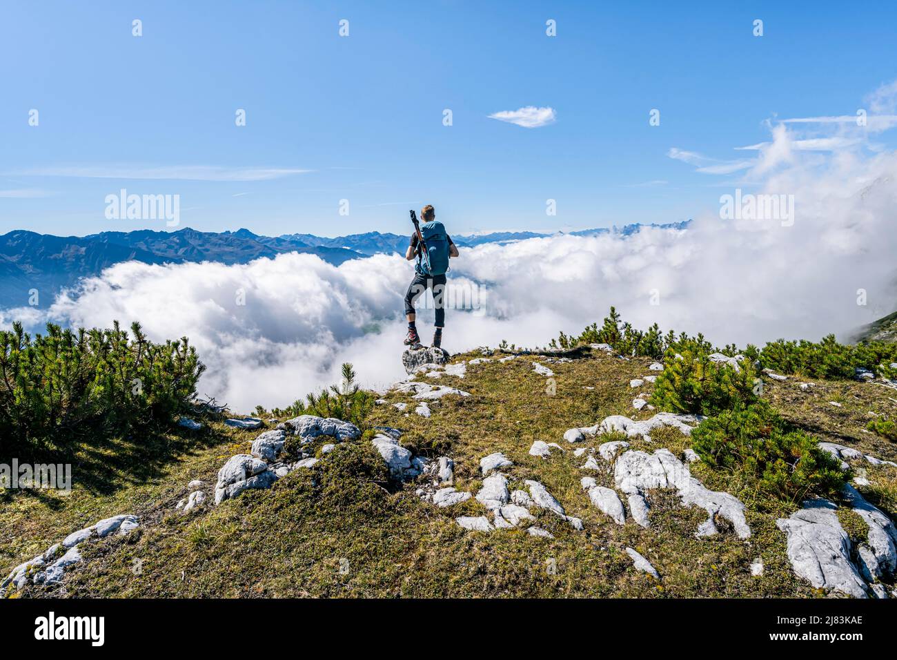 Randonneur au-dessus des nuages, en regardant au loin, sentier de randonnée traversant le Hohe Munde, Mieminger Kette, Tyrol, Autriche Banque D'Images