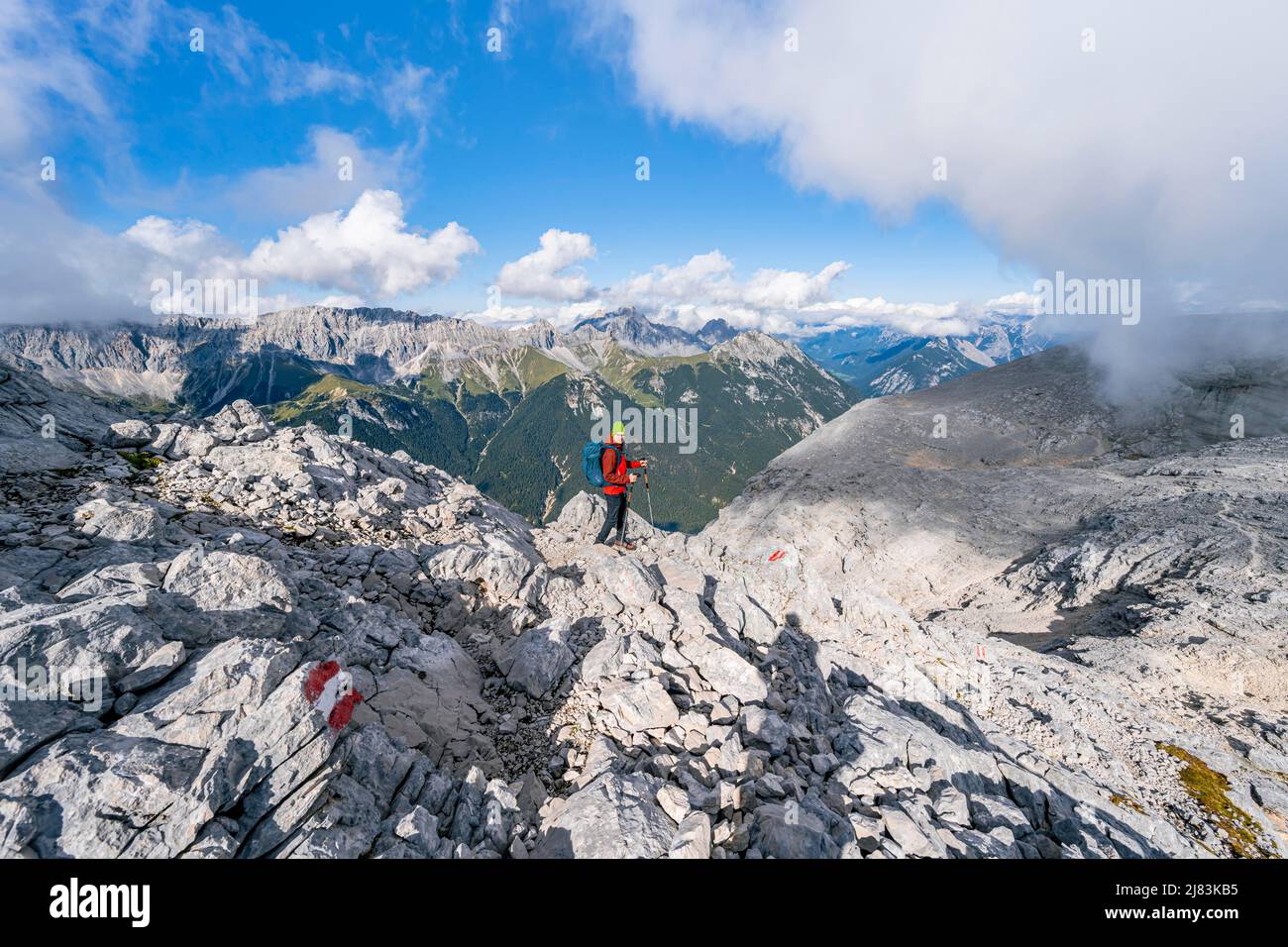 Randonneurs descendant de Hohe Munde, à l'arrière de la crête rocheuse de la chaîne de montagnes de Wetterstein, Mieminger Kette, Tyrol, Autriche Banque D'Images