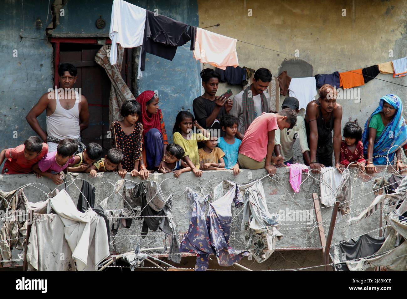 New Delhi, Inde. 12th mai 2022. Les résidents de Prem Nagar, Karol Bagh regardent pendant la démolition. La North Delhi Municipal Corporation of Delhi (NDMC) a effectué une campagne anti-empiétement à Prem Nagar, Karol Bagh, une zone de profil bas où les ramasseurs de Rag vivent illégalement depuis 20-25 ans. Ils ont demandé un certain temps pour évacuer avec tous leurs effets personnels. Les efforts de démolition des autorités se poursuivent dans diverses parties de New Delhi. (Credit image: © Naveen Sharma/SOPA Images via ZUMA Press Wire) Banque D'Images